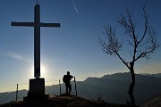 80 Croce del Monte Corno-Crus di Coregn nella controluce del tramonto